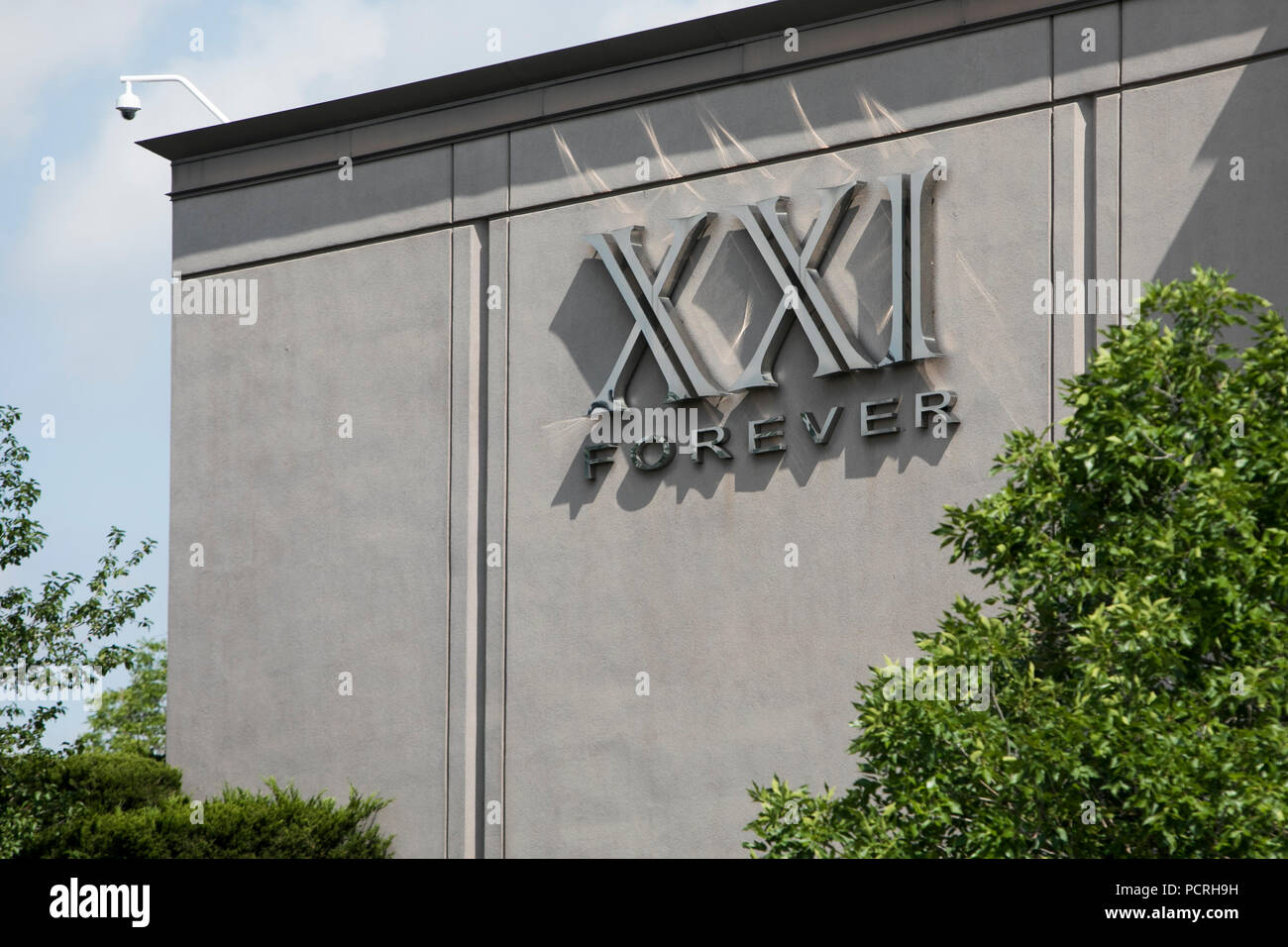 A logo sign outside of a Forever 21 (XXI Forever) retail store in  Broomfield, Colorado, on July 23, 2018 Stock Photo - Alamy