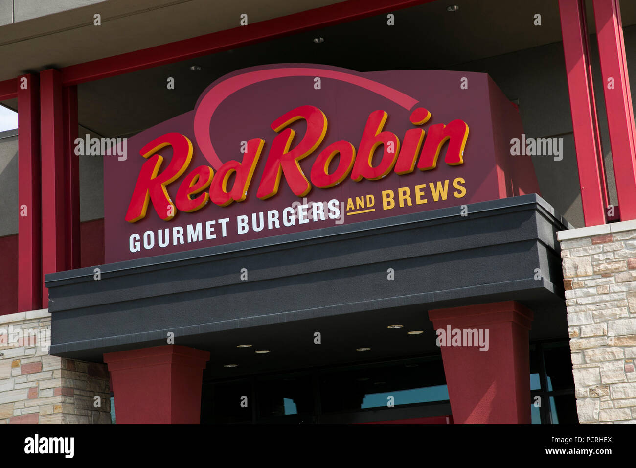 A logo sign outside of a Red Robin Gourmet Burgers and Brews restaurant in Broomfield, Colorado, on July 23, 2018. Stock Photo