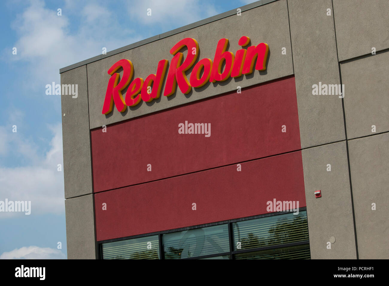 A logo sign outside of a Red Robin Gourmet Burgers and Brews restaurant in Broomfield, Colorado, on July 23, 2018. Stock Photo