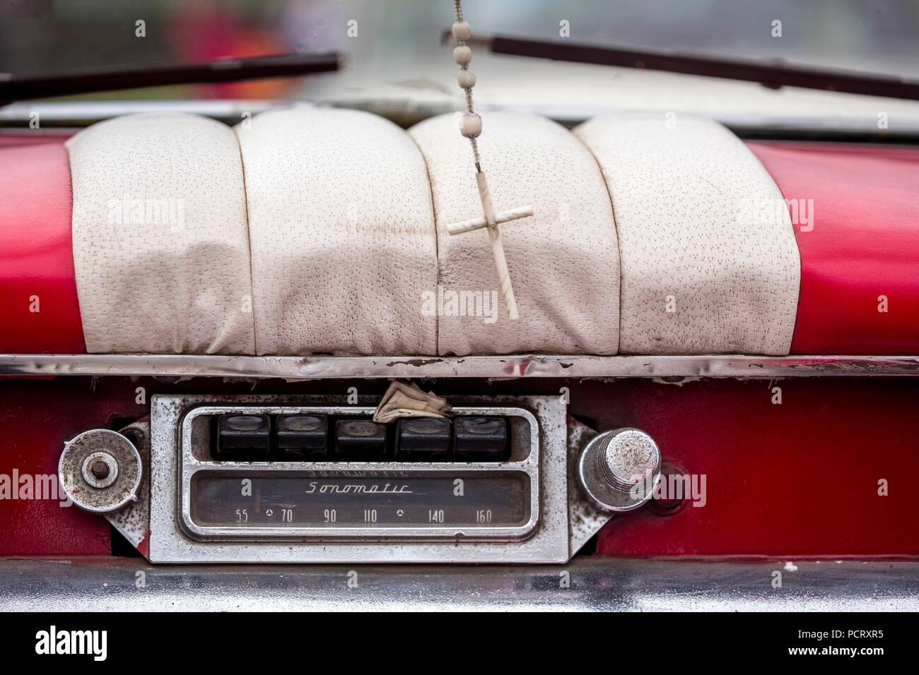 Old Sonnomatic car radio in the dashboard of an old Buick street cruiser, vintage cars in the street scene, old American street cruisers on the streets of Havana, taxi, La Habana, Havana, La Habana, Cuba, Cuba Stock Photo