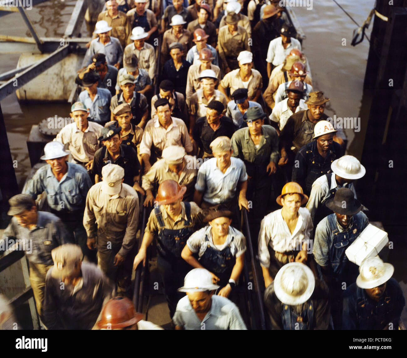 Shipyards workers hi-res stock photography and images - Alamy
