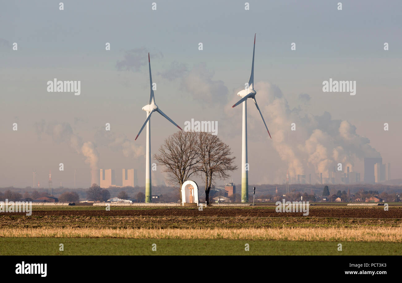 von zwei Linden flankierter Bildstock aus dem 18. Jahrhundert, dahinter zwei Windkraftanlagen und Kohlekraftwerke (Rheinisches Braunkohlerevier) Stock Photo