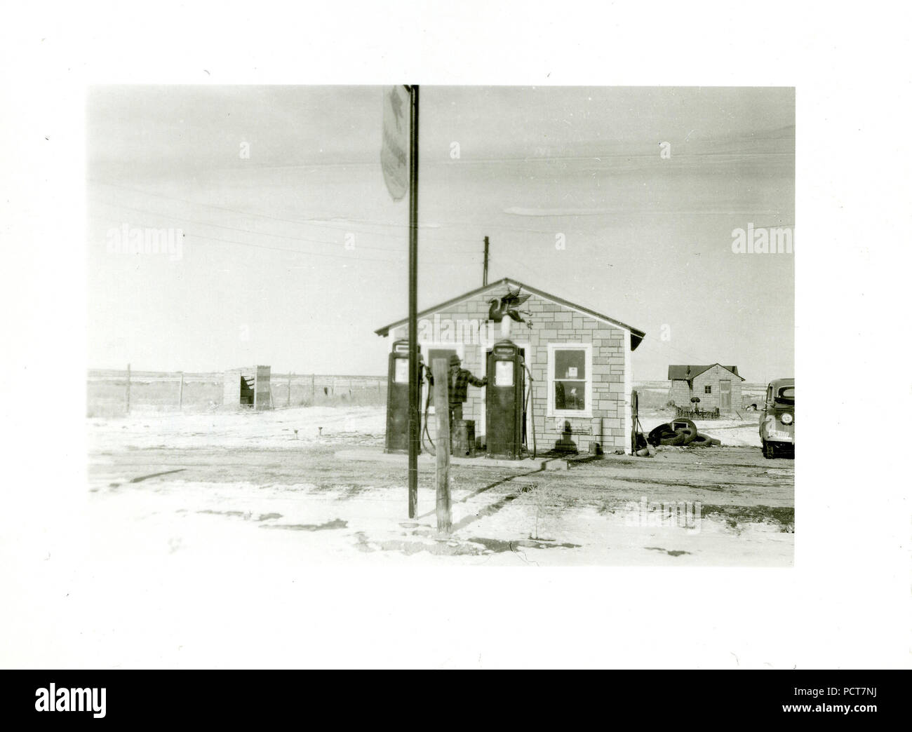 Man standing in front of old Mobil gas station (Mobilgas Station) Stock Photo