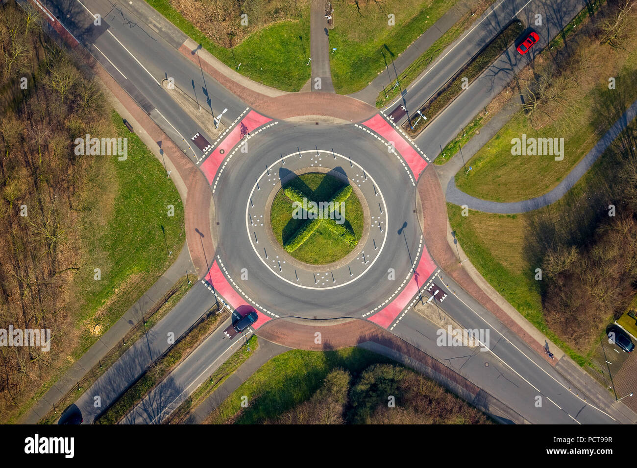 Aerial photo, roundabout with hedge in the middle, red cycle lanes, Grünstraße Auedamm, Wesel, Lower Rhine Stock Photo