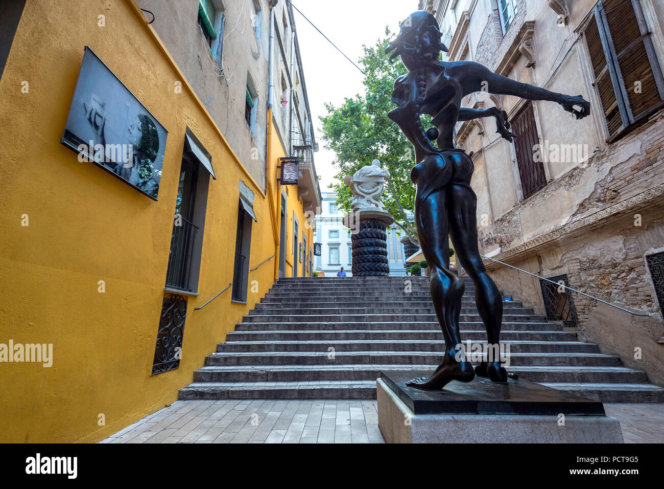 Homage à Newton, bronze statue in the alleyways of Figueres,  Catalonia, Spain Stock Photo