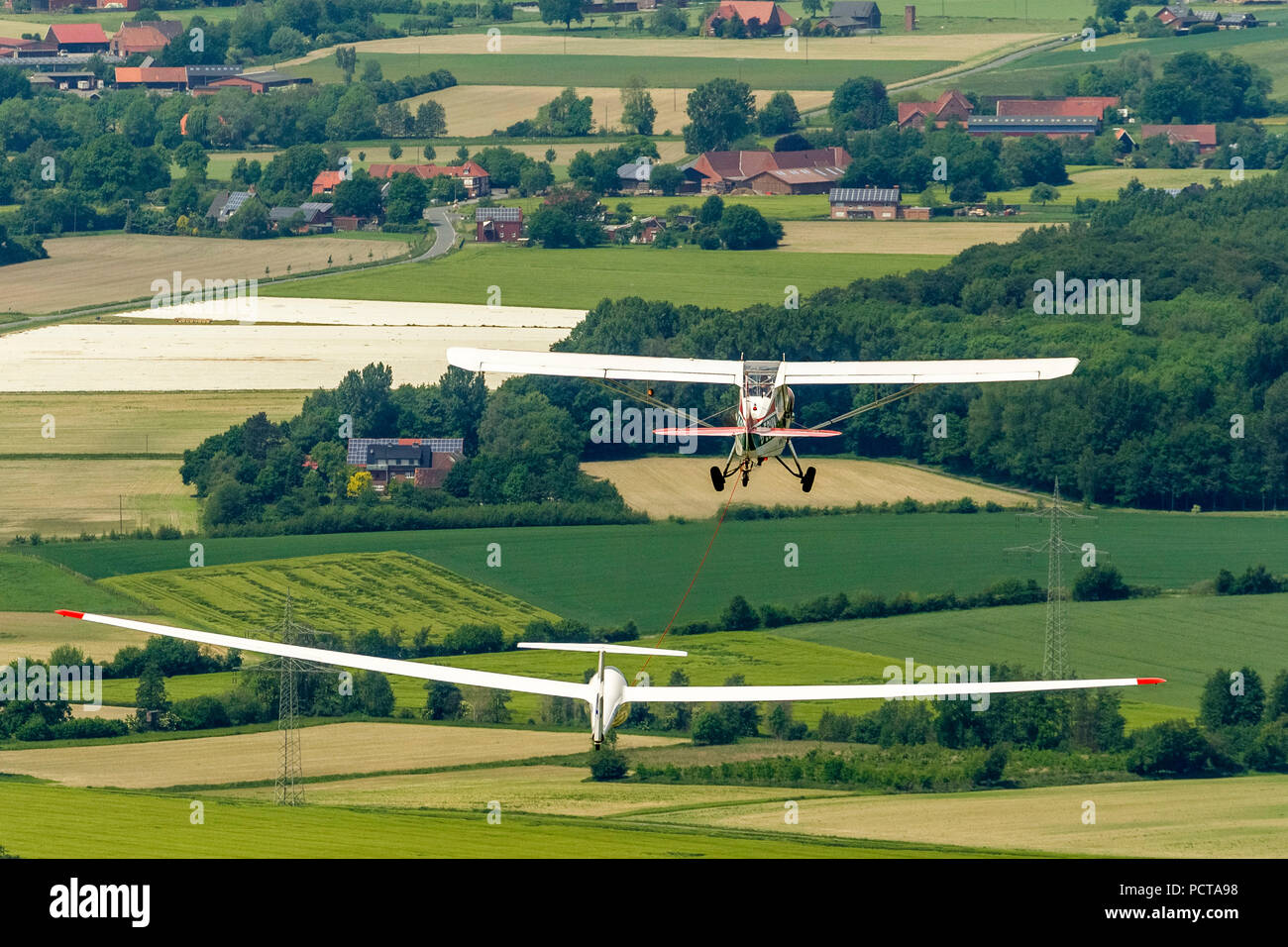 Aerial photo, gliding, aerotowing, Aeronca Champion 7GCB D-ECVY, towplane, DG 300 single-seat performance glider, Hamm, Ruhr area Stock Photo