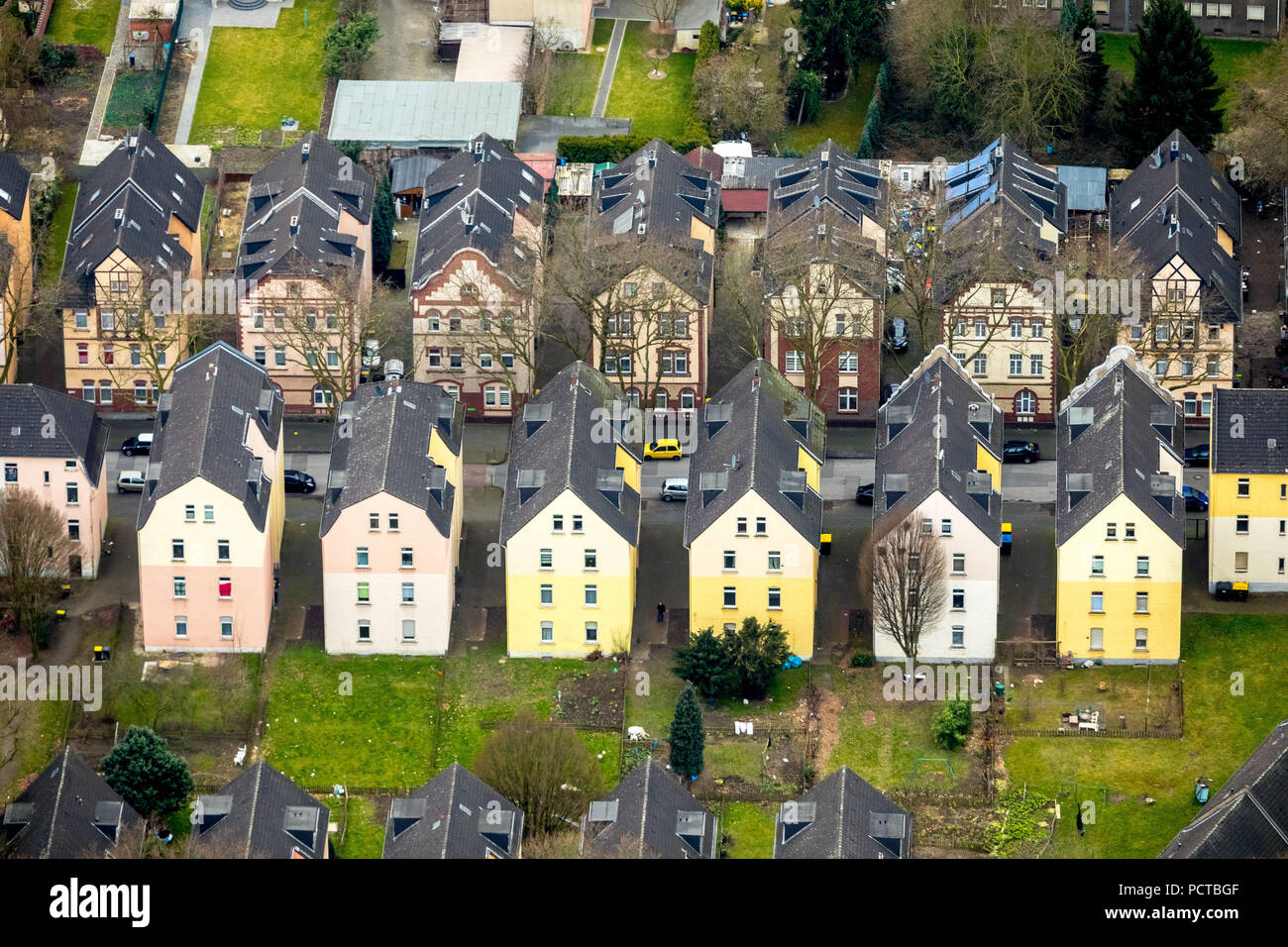 Residential terraced houses on Breisacher Straße in Obermeiderich, social housing, ThyssenKrupp Wohnimmobilien GmbH, Duisburg-Nord, Duisburg, Ruhr area, North Rhine-Westphalia, Germany Stock Photo