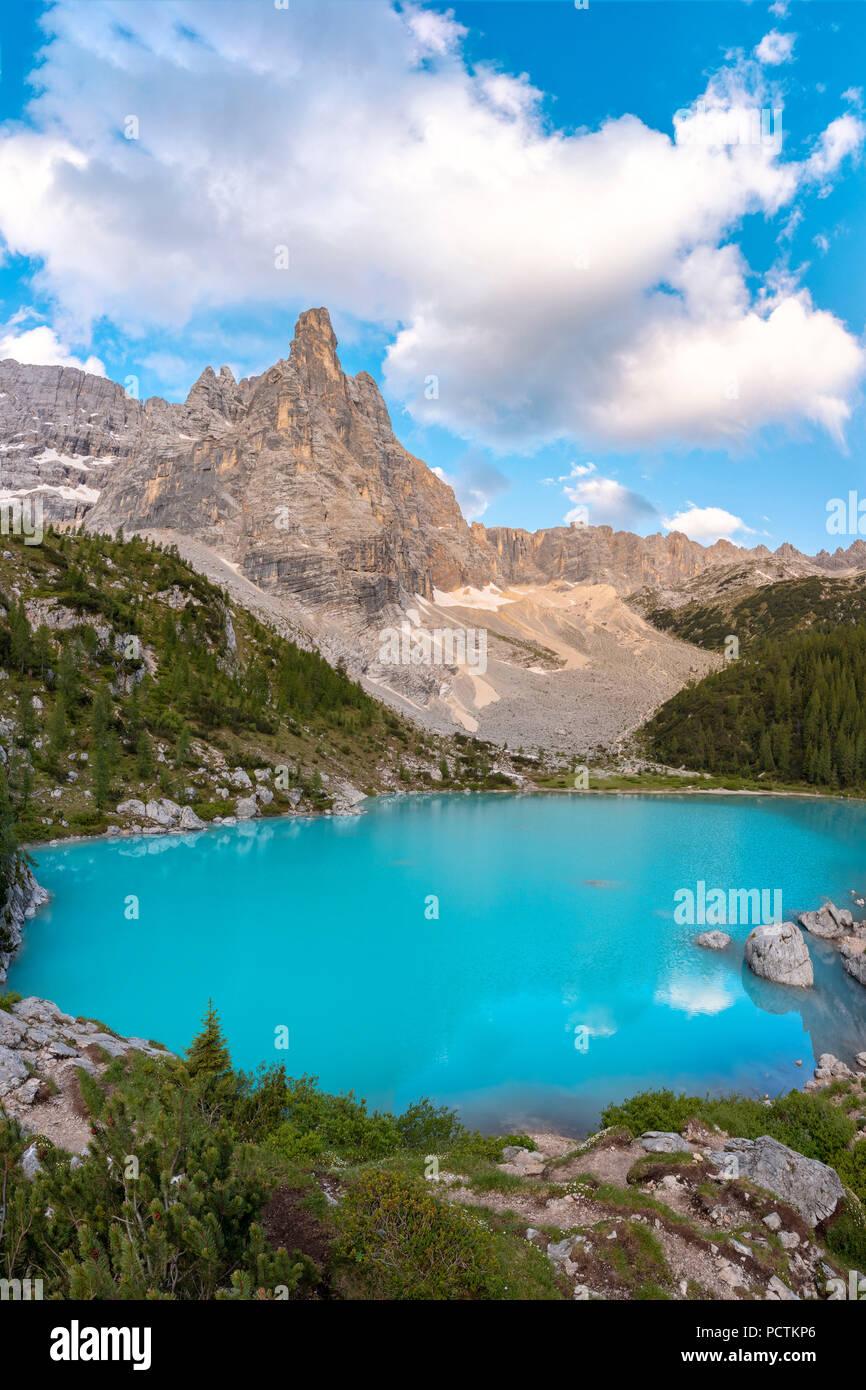 the turquoise water of Sorapiss lake and the mountain Dito di Dio (Finger of God), Dolomites, Cortina d' Ampezzo, Belluno, Veneto, Italy Stock Photo