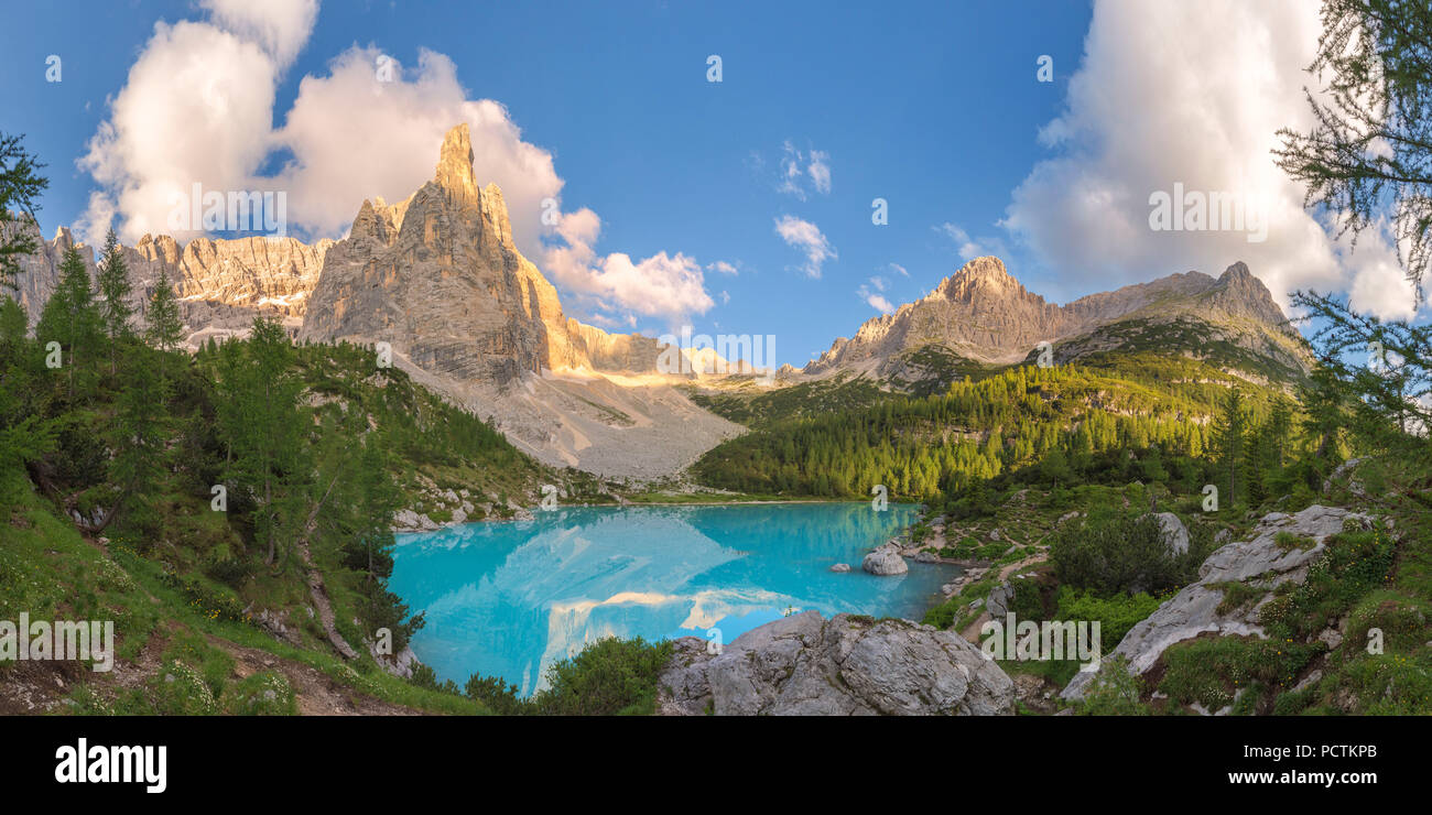 the turquoise water of Sorapiss lake and the mountain Dito di Dio (Finger of God), Dolomites, Cortina d' Ampezzo, Belluno, Veneto, Italy Stock Photo