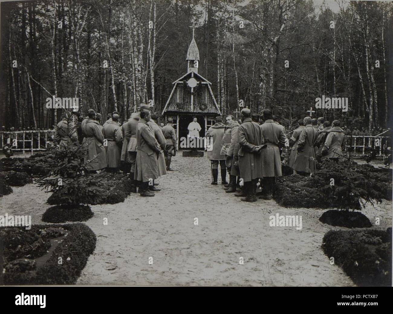 Allerheiligenmesse und Einweihung der Kapelle des Honved Infanterie Regiments Nummer 8 in Moszczanica. aufgenommen am 1. XI.1915 Stock Photo