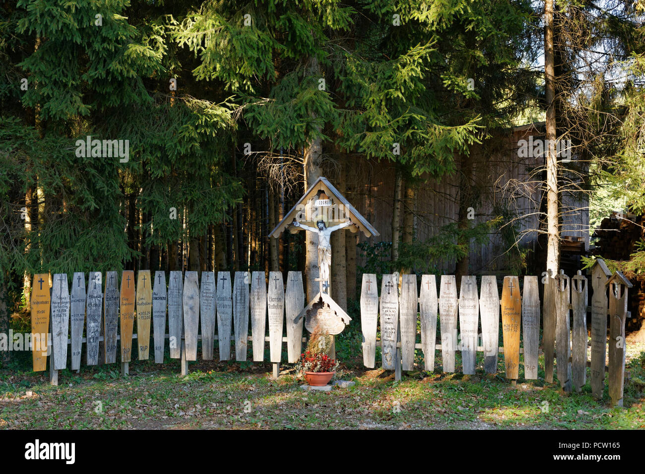 Death boards and crucifix in Schwaig, municipality Kirchanschöring, Rupertiwinkel, Upper Bavaria, Bavaria, Germany Stock Photo