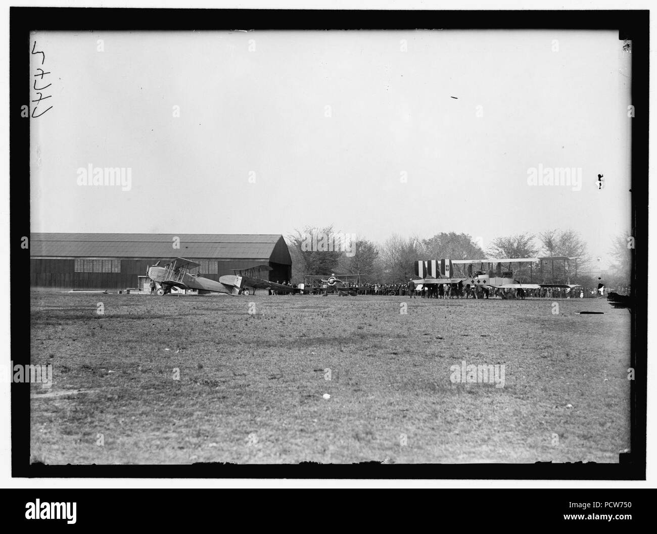 ALLIED AIRCRAFT DEMONSTRATION AT POLO GROUNDS. HANGARS; PLANES, AVRO AND CURTIS BEING CONDITIONED Stock Photo