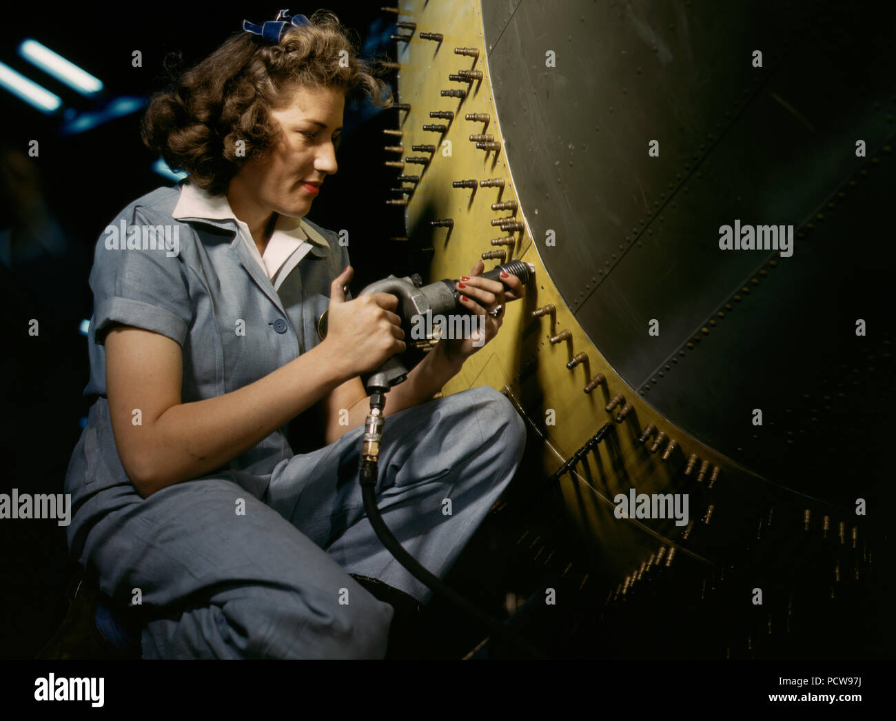 Riveter at work on Consolidated bomber, Consolidated Aircraft Corp., Fort Worth, Texas - October 1942 Stock Photo