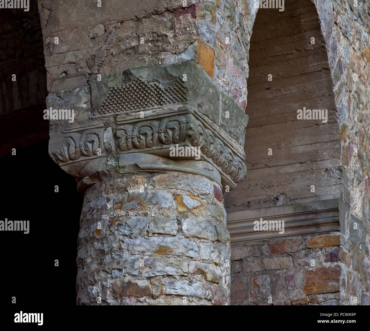 12. Jhd., Säule und Pfeiler der nördlichen Stützenreihe, Detailansicht der Kapitellzone Stock Photo