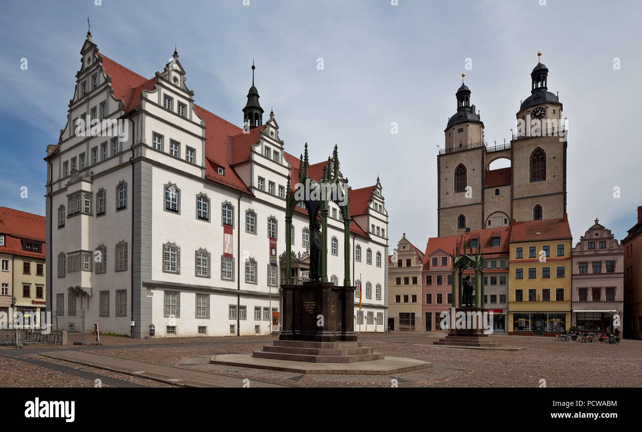 Rathaus 16. Jhd. von Sebastian Krüger, Stadtkirche 14.-16. Jhd., vorn  Melanchtondenkmal von Johann Heinrich Strack, Lutherdenkmal von Gottfried Schad Stock Photo