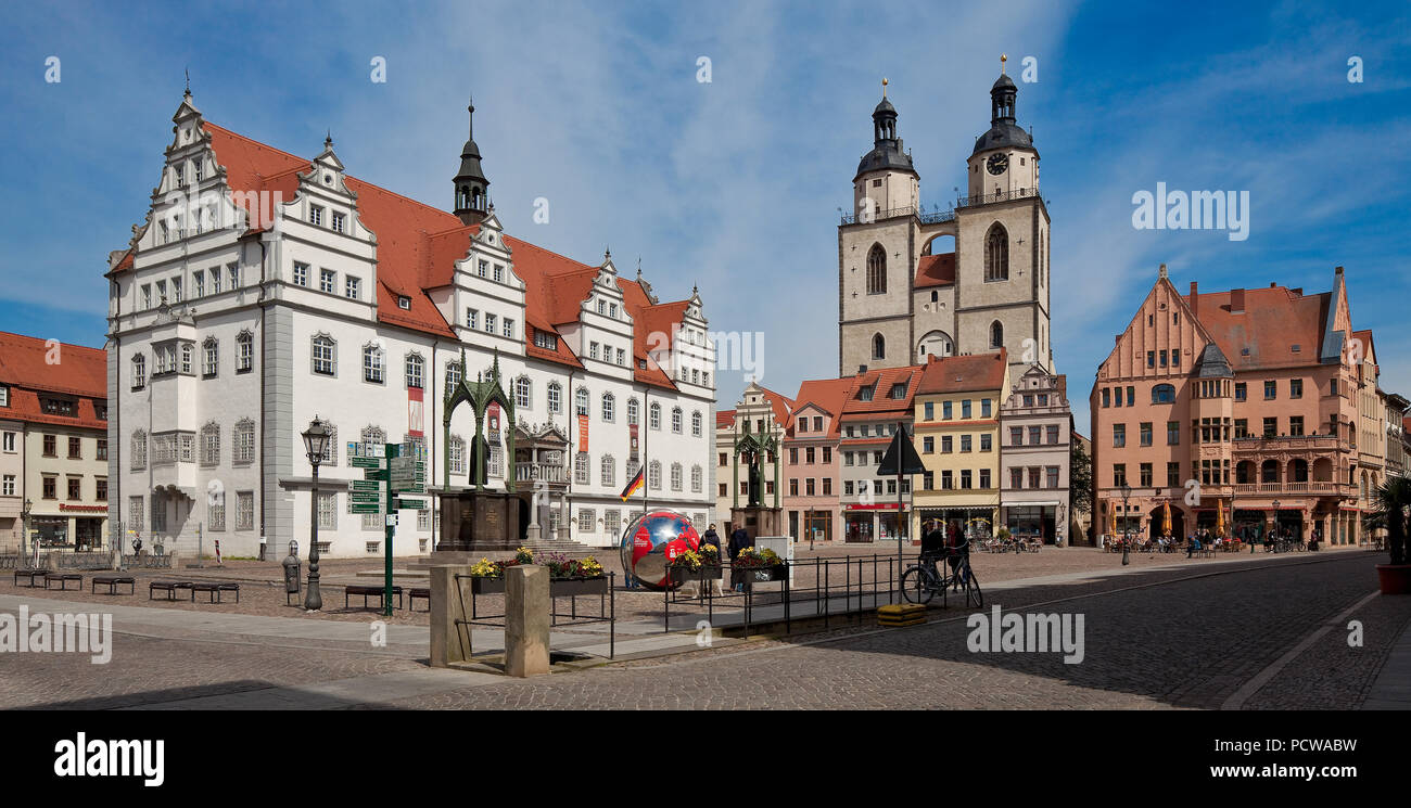 Rathaus 16. Jhd. von Sebastian Krüger, Stadtkirche 14.-16. Jhd., vorn  Melanchtondenkmal von Johann Heinrich Strack, Lutherdenkmal von Gottfried Schad Stock Photo