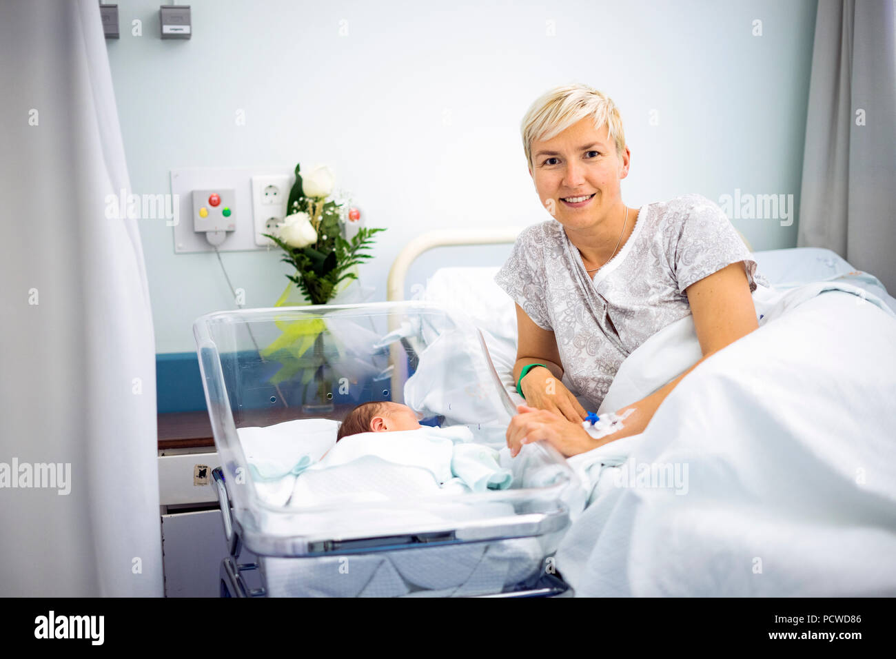 Nurse holding newborn baby in hi-res stock photography and images - Alamy