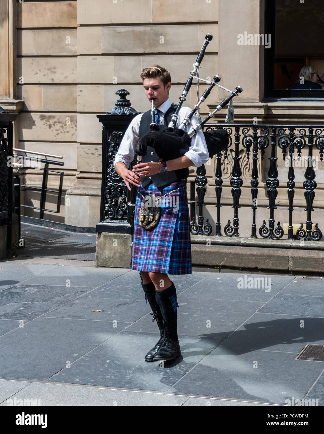 Glasgow bagpipe player hires stock photography and images Alamy