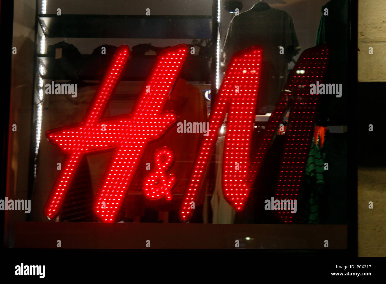 das Logo der Marke "H & M", Lissabon, Portugal Stock Photo - Alamy