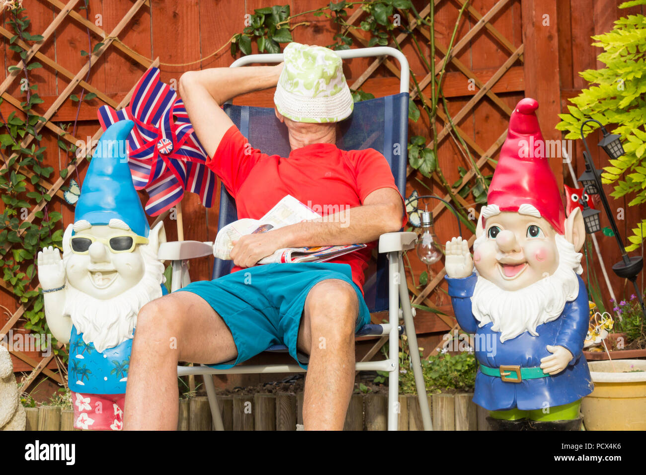 Two garden gnomes hi-res stock photography and images - Alamy