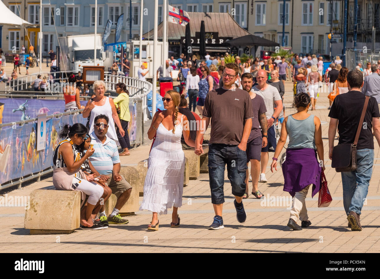 Aberystwyth Wales UK, Saturday 04  August 2018  UK Weather: People head to the seaside in Aberystwyth on a bright, warm and sunny Saturday  The UK wide heatwave continues, with  temperatures in excess of 30ºc predicted for the south and east of the country  Photo credit: Keith Morris/Alamy Live News Stock Photo