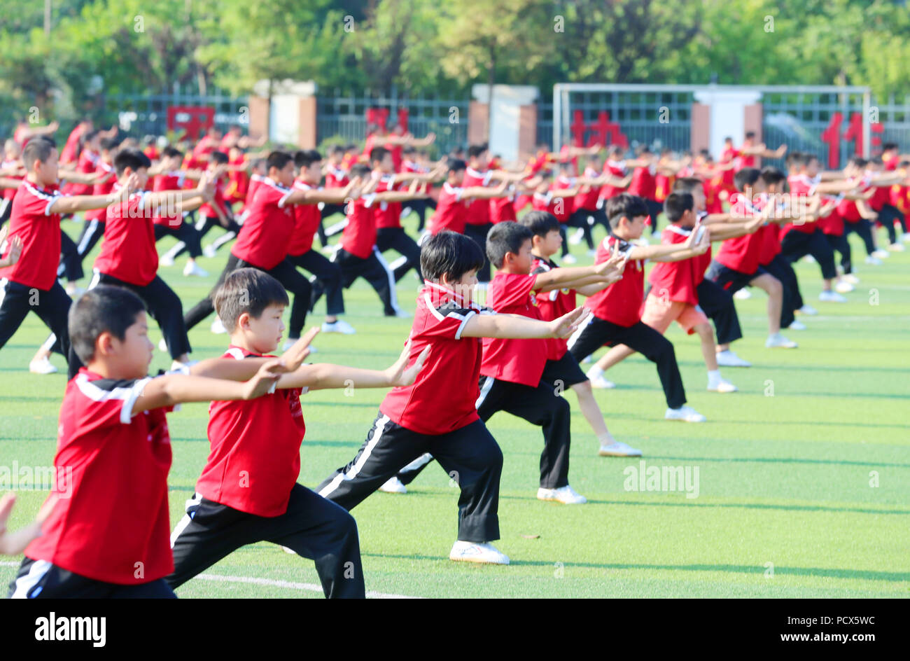 180804) -- NANTONG, Aug. 4, 2018 (Xinhua) -- Students practice kongfu  during a kongfu performance at a primary school in Nantong, east China's  Jiangsu Province, Aug. 4, 2018. (Xinhua/Xu Congjun) (zyd Stock Photo - Alamy