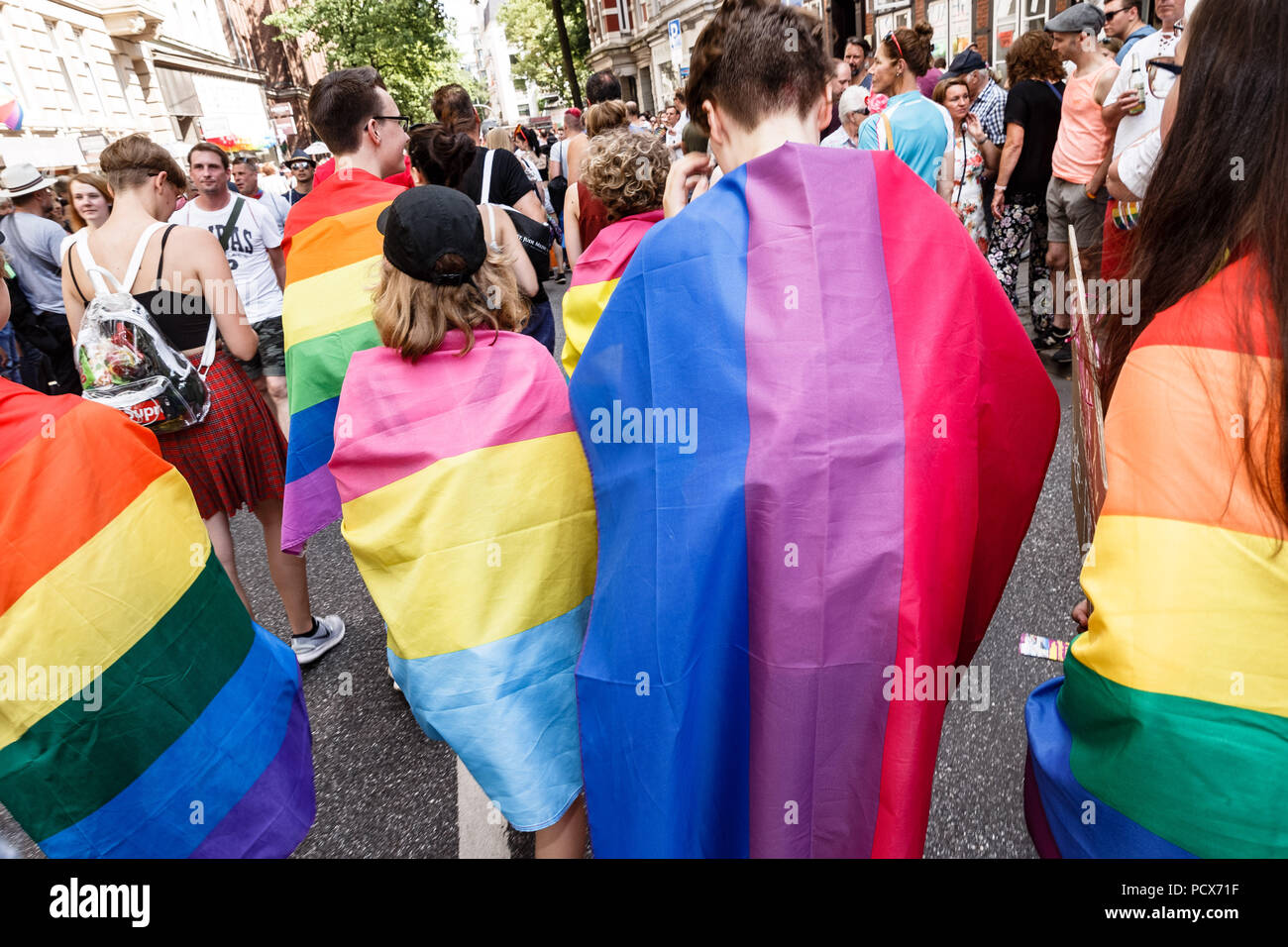 Трансгендеры новости. Трансгендеры в Германии. Квир парад. Парад трансвеститов в Германии фото.