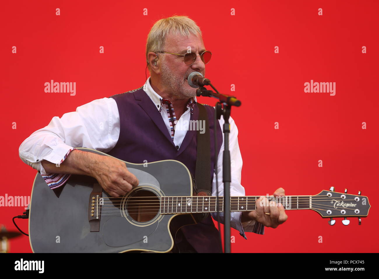 Siddington, Cheshire, UK. 4th August, 2018. Steve Harley & The Cockney Rebel perform live on the Main Stage at Rewind North. Credit: Simon Newbury/Alamy Live News Stock Photo
