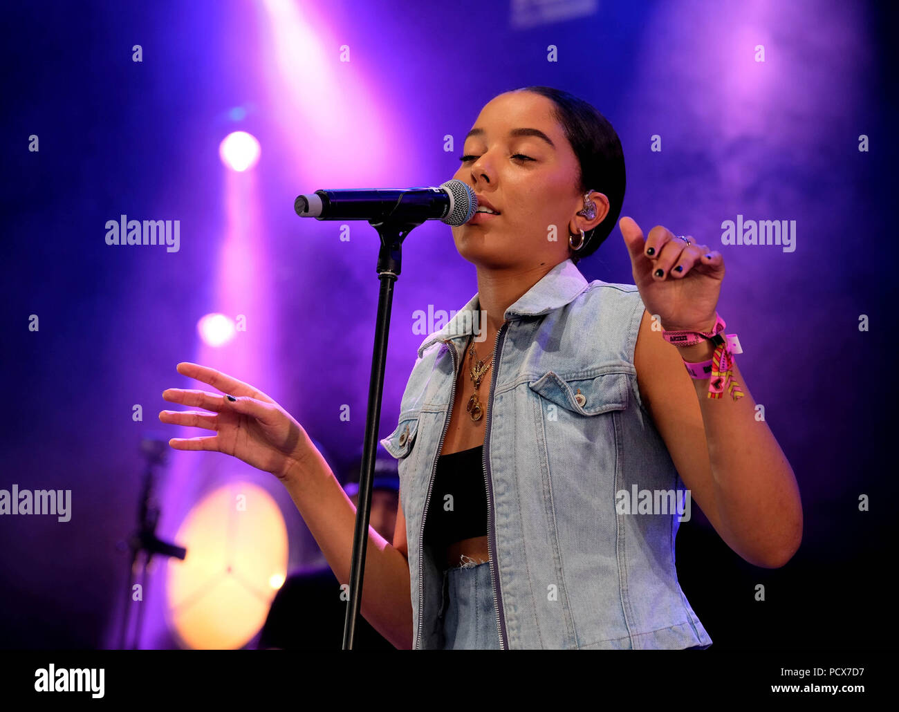 Dorset, UK. 4th August 2018. Bestival Festival Day 2 -  August 4th 2018.  Grace Carter performing on stage, Lulworth, Dorset, UK Credit: Dawn Fletcher-Park/Alamy Live News Stock Photo