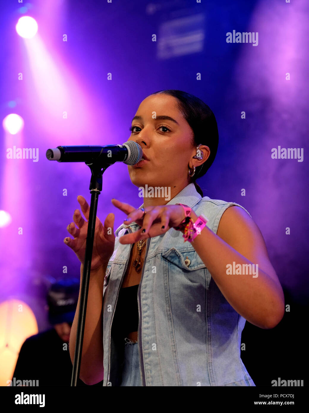 Dorset, UK. 4th August 2018. Bestival Festival Day 2 -  August 4th 2018.  Grace Carter performing on stage, Lulworth, Dorset, UK Credit: Dawn Fletcher-Park/Alamy Live News Stock Photo