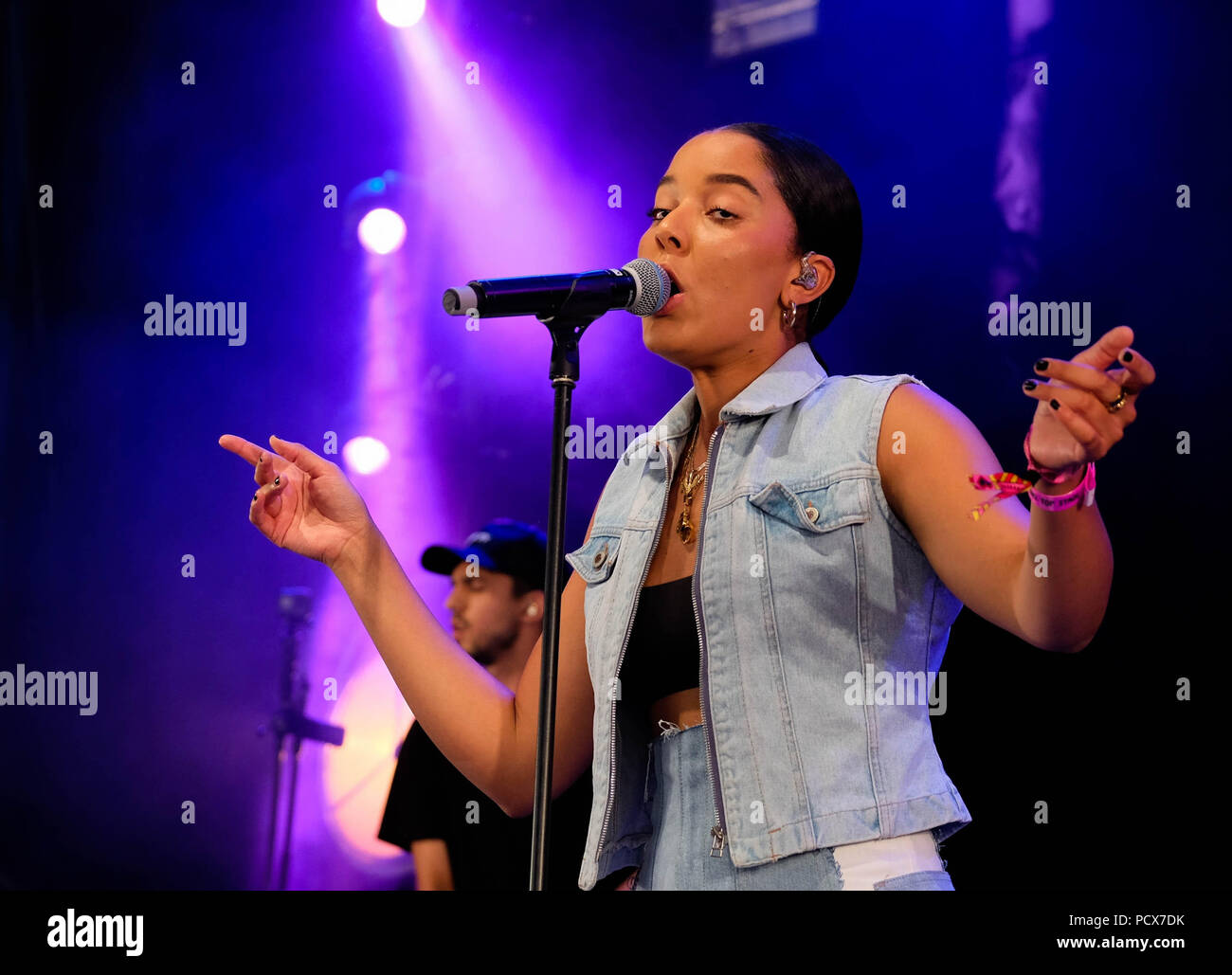 Dorset, UK. 4th August 2018. Bestival Festival Day 2 -  August 4th 2018.  Grace Carter performing on stage, Lulworth, Dorset, UK Credit: Dawn Fletcher-Park/Alamy Live News Stock Photo