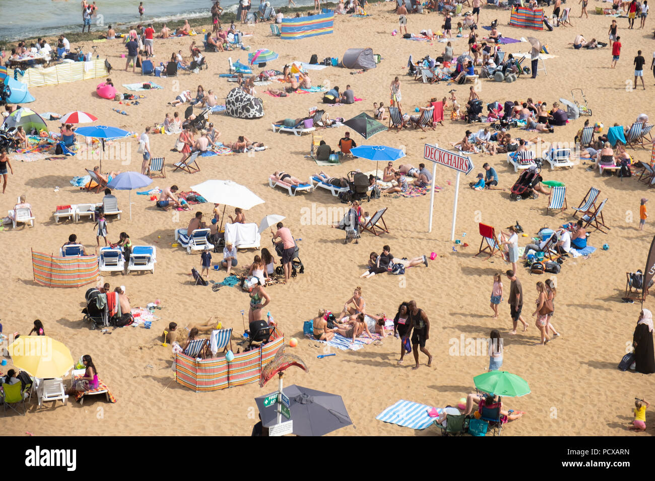 Broadstairs, Kent, UK. 4th Aug, 2018. Large numbers of people are seen on Broadstairs beach during hot summer weather in Broadstairs, East Kent, United Kingdom, 04 August 2018 Credit: Ray Tang/ZUMA Wire/Alamy Live News Stock Photo