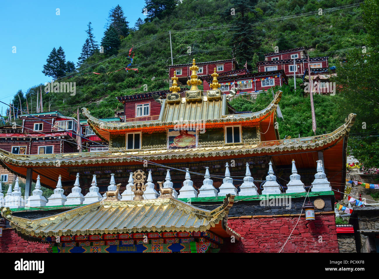 Daocheng, China - Aug 15, 2016. Tibetan temple in Daocheng, China. Daocheng is located in the eastern Hengduan Mountains, Sichuan Province. Stock Photo