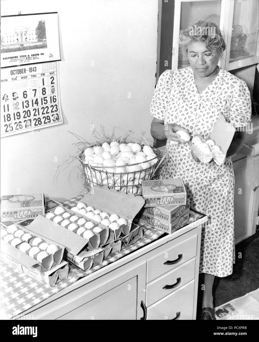 Prince Georges County, MD., African American farm woman, fills egg cases for a poultry farmer Oct. 1943 Stock Photo