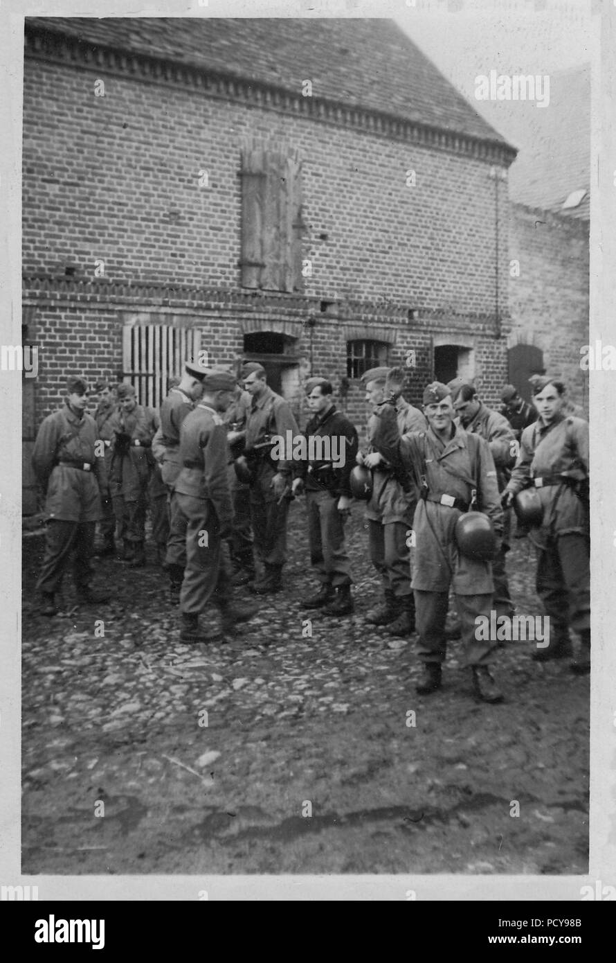 Paratroopers of 3. Kompanie, Fallschirmjäger-Regiment 2 during a lull in the fighting in Holland, May 1940. Stock Photo