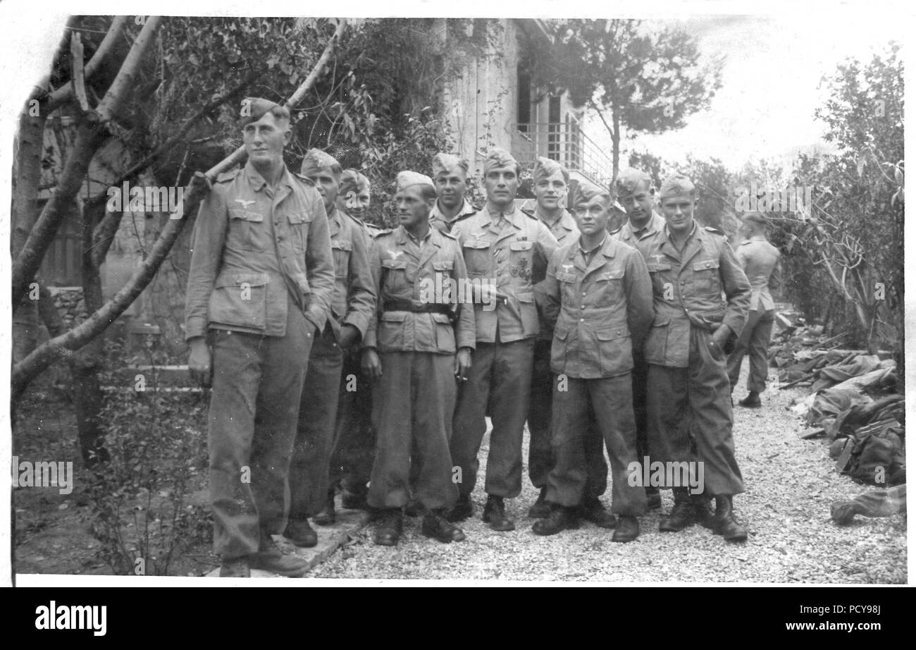 Oberfeldwebel Otto Thomas of 10. Kompanie, Fallschirmjäger-Regiment 10 (fourth from left) poses with his squad during the Italian Campaign in 1944. Otto Thomas was killed in action on 18th September 1944. He was posthumously awarded the German Cross in Gold in October 1944. Stock Photo