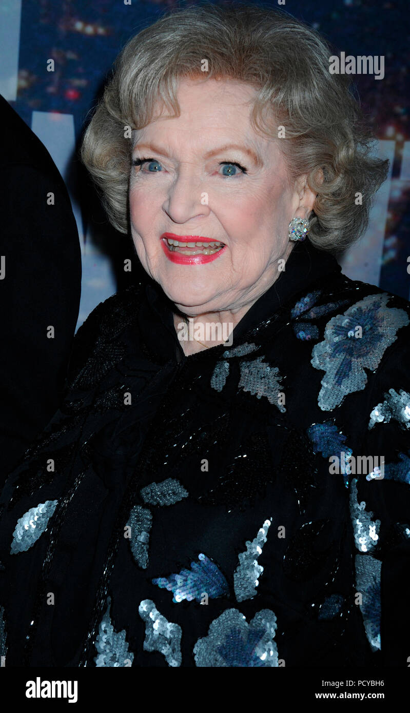 NEW YORK, NY FEBRUARY 15 Betty White attends the SNL 40th