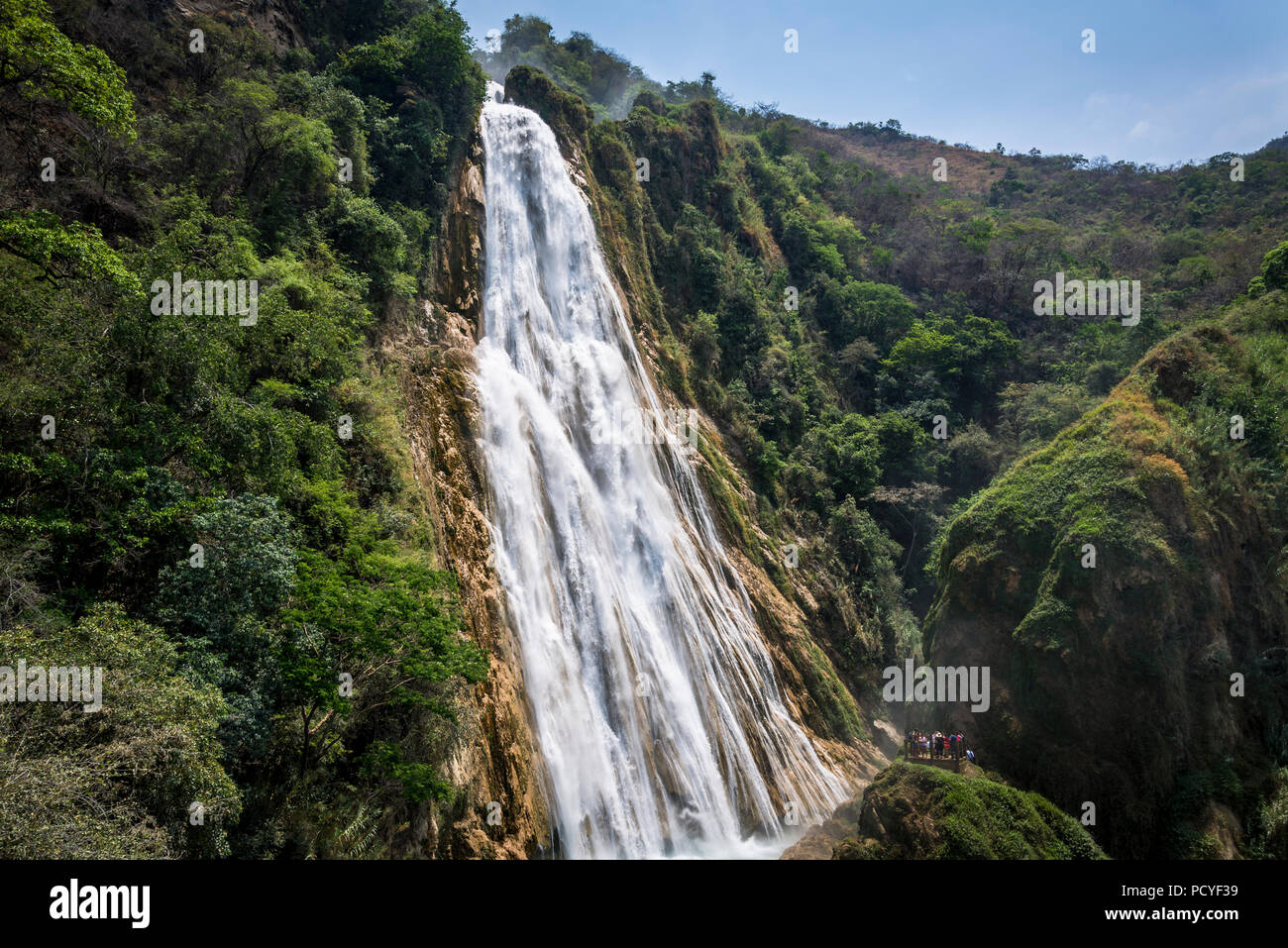 https://c8.alamy.com/comp/PCYF39/chiflon-waterfall-cascada-velo-de-novia-chiapas-mexico-PCYF39.jpg
