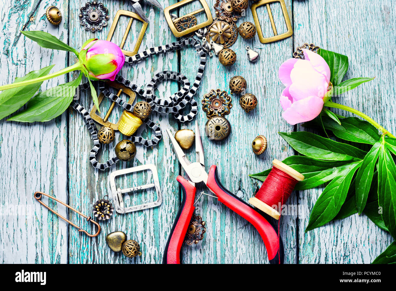 Antique jewelry chains hi-res stock photography and images - Alamy