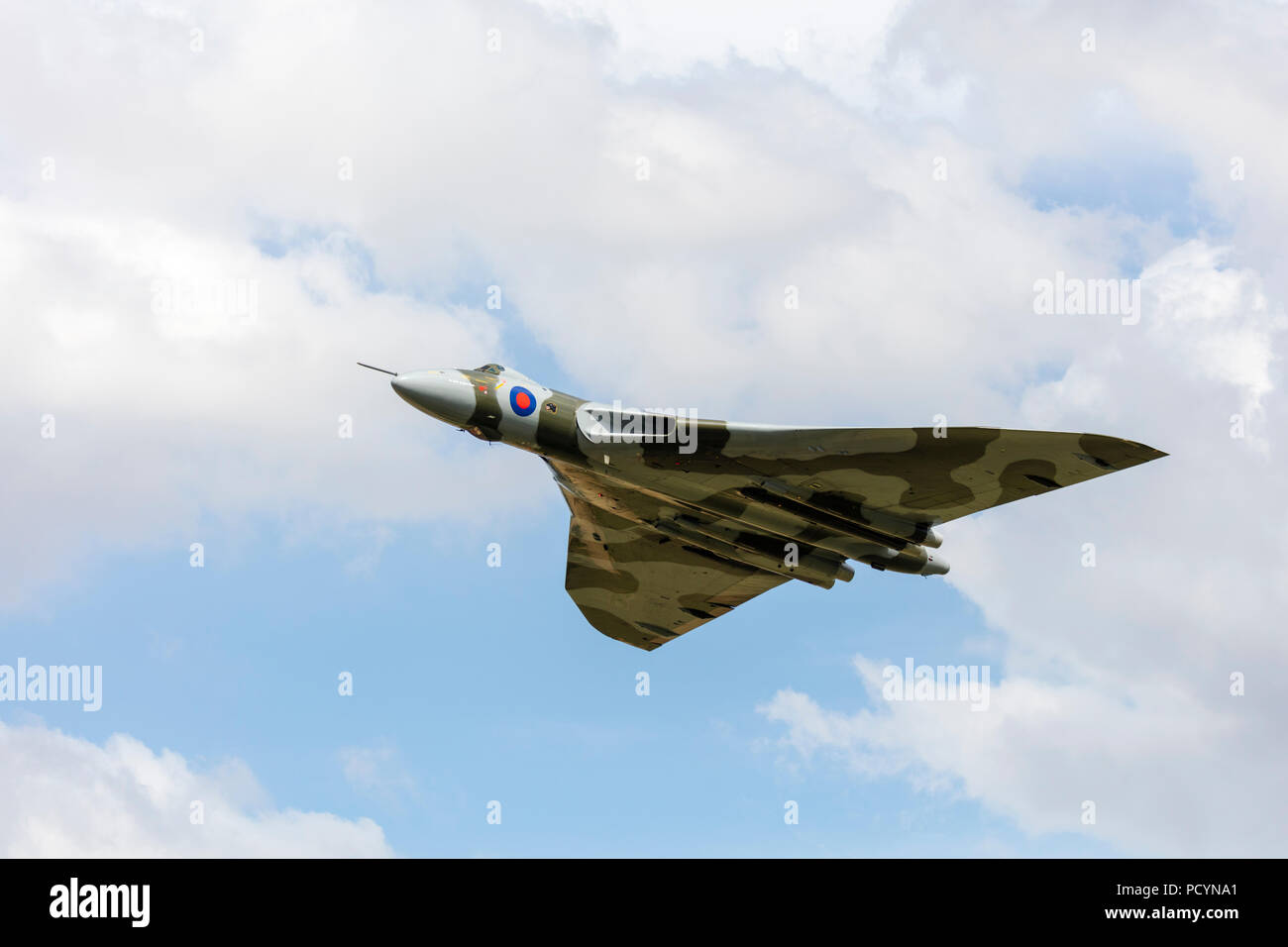 The Vulcan Bomber XH558 Cold War delta wing jet in mid-flight during its last year of flight at Headcorn Aerodrome Stock Photo