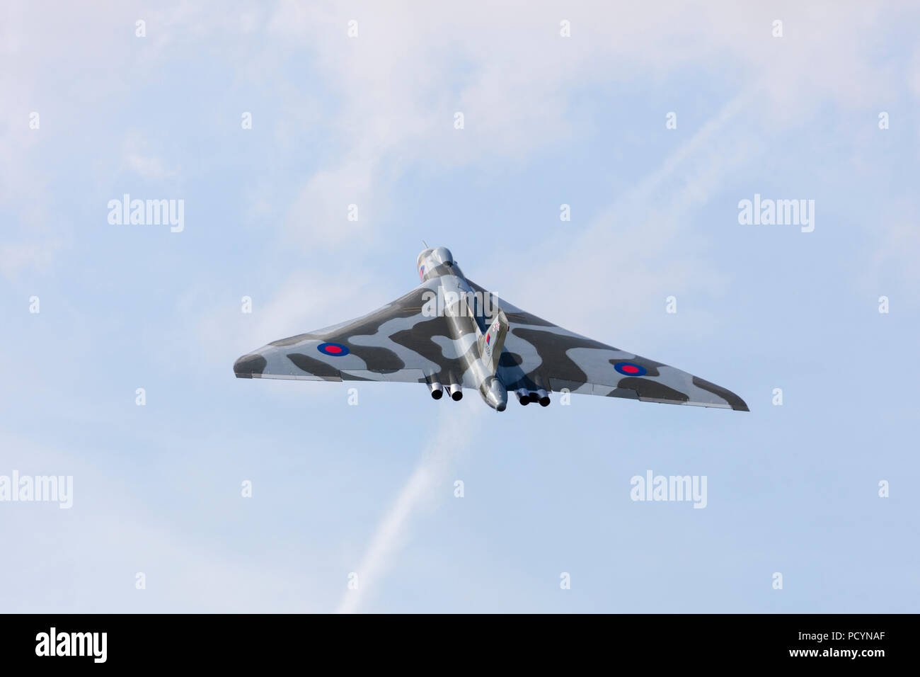 The Vulcan Bomber XH558 Cold War delta wing jet in mid-flight during its last year of flight at Headcorn Aerodrome Stock Photo