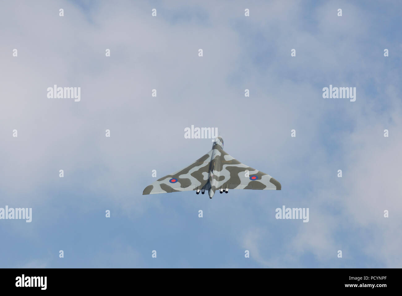 The Vulcan Bomber XH558 Cold War delta wing jet in mid-flight during its last year of flight at Headcorn Aerodrome Stock Photo