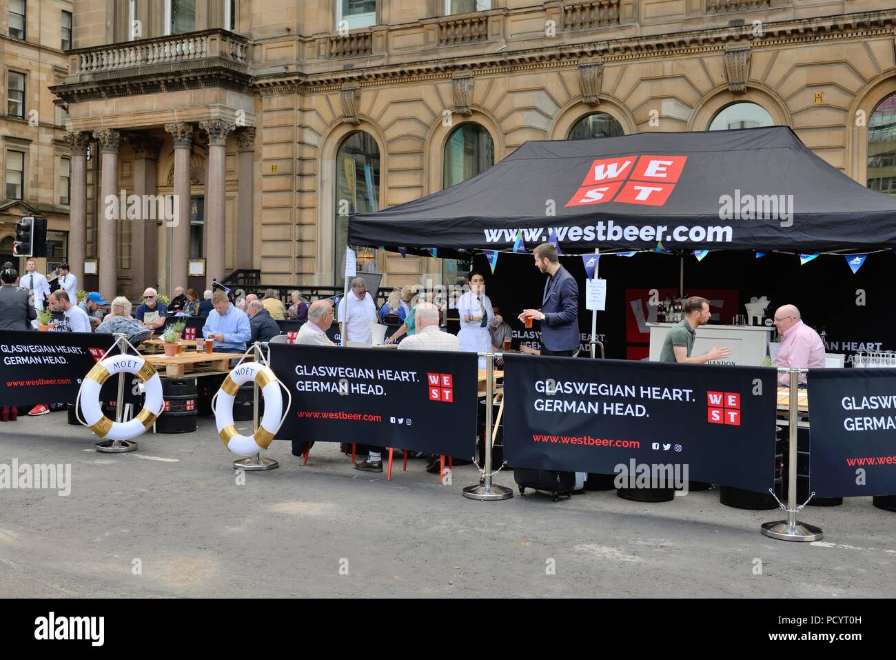 Pop up bar hi-res stock photography and images - Alamy
