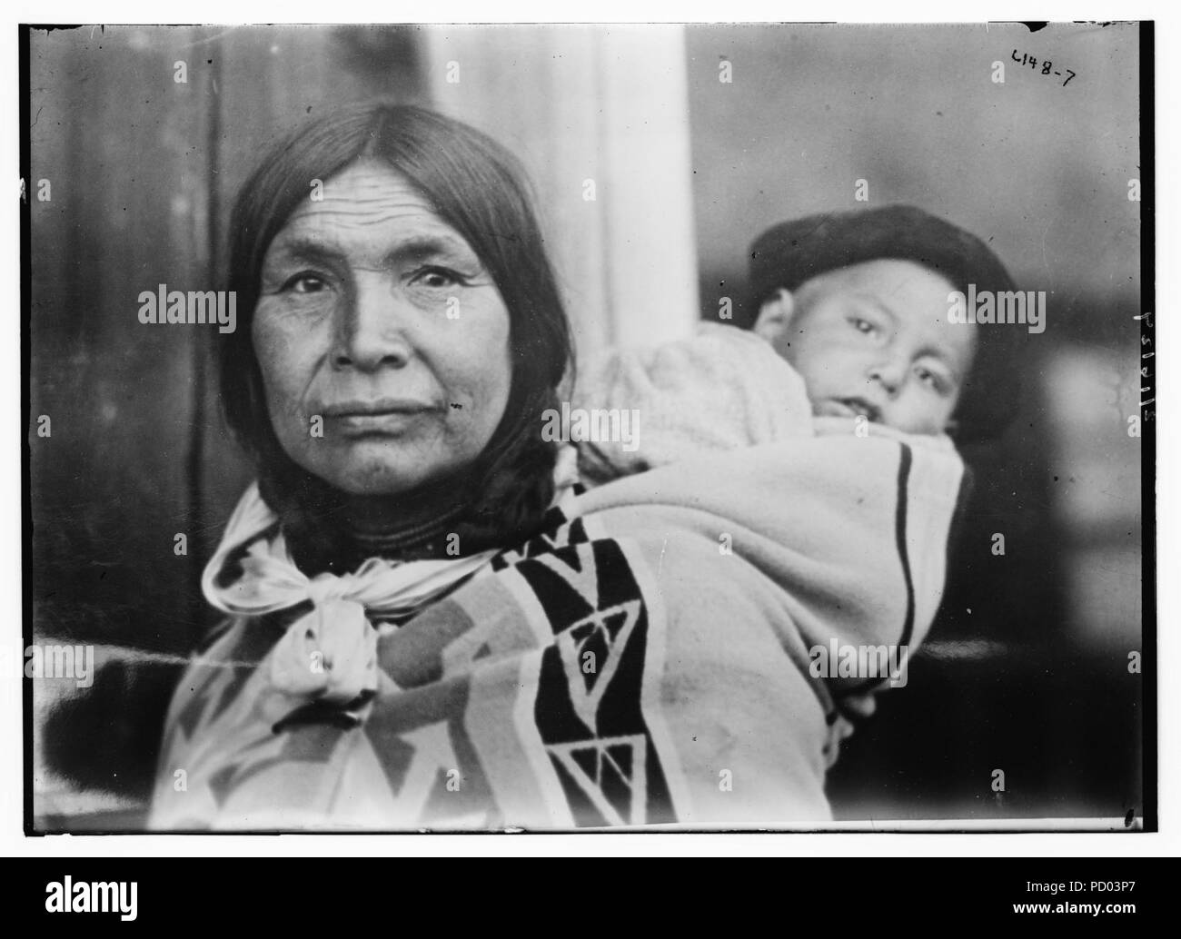 American Indian woman with child Stock Photo - Alamy