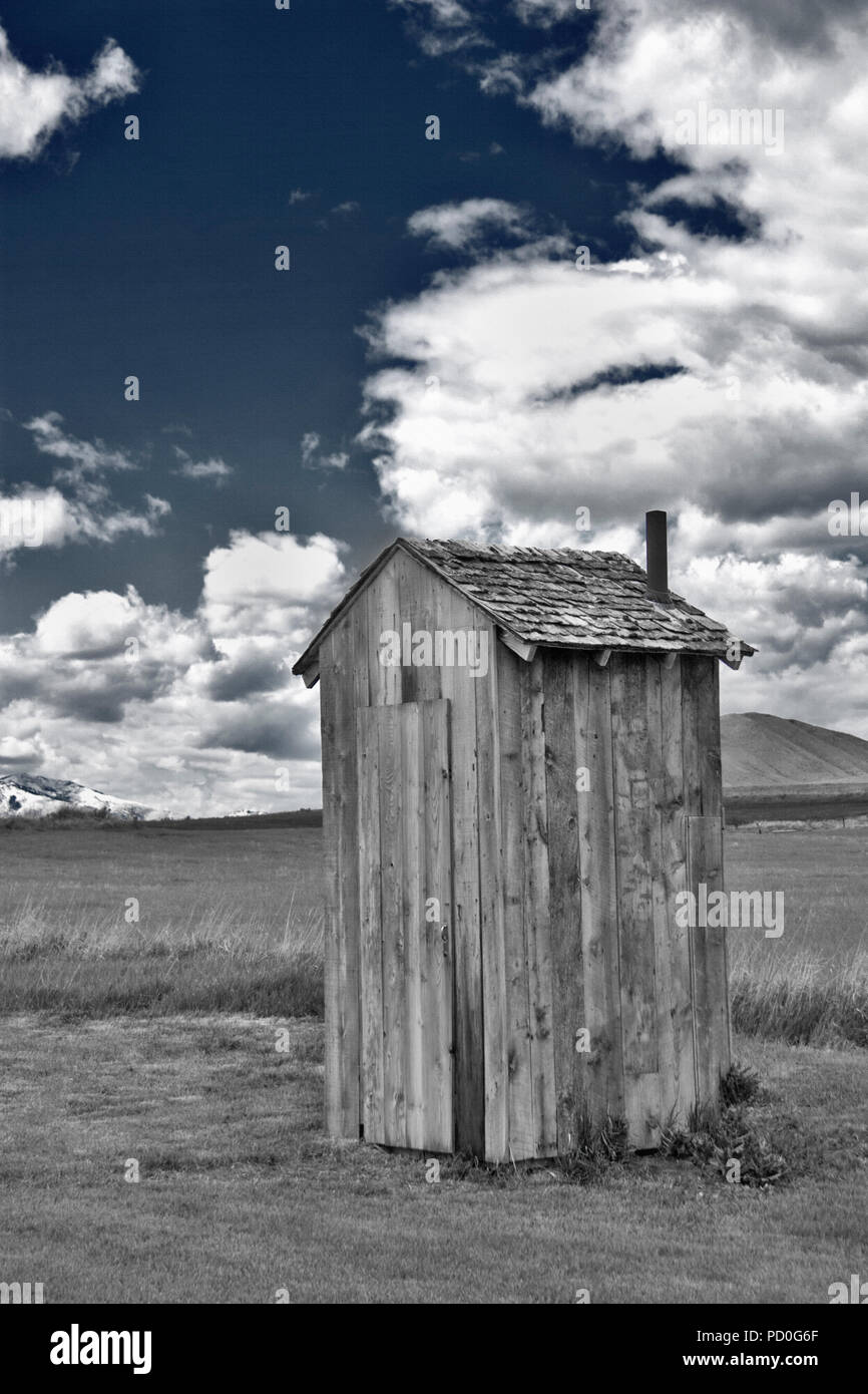 Old Country Outhouse Hi-res Stock Photography And Images - Alamy