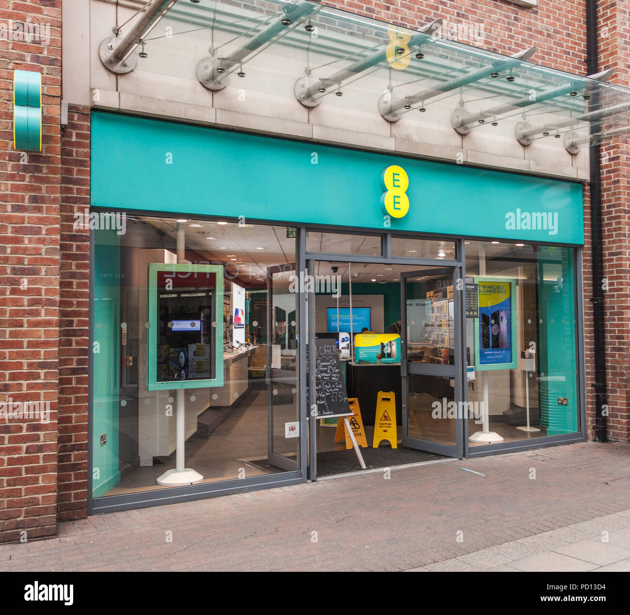 Ee store front hires stock photography and images Alamy