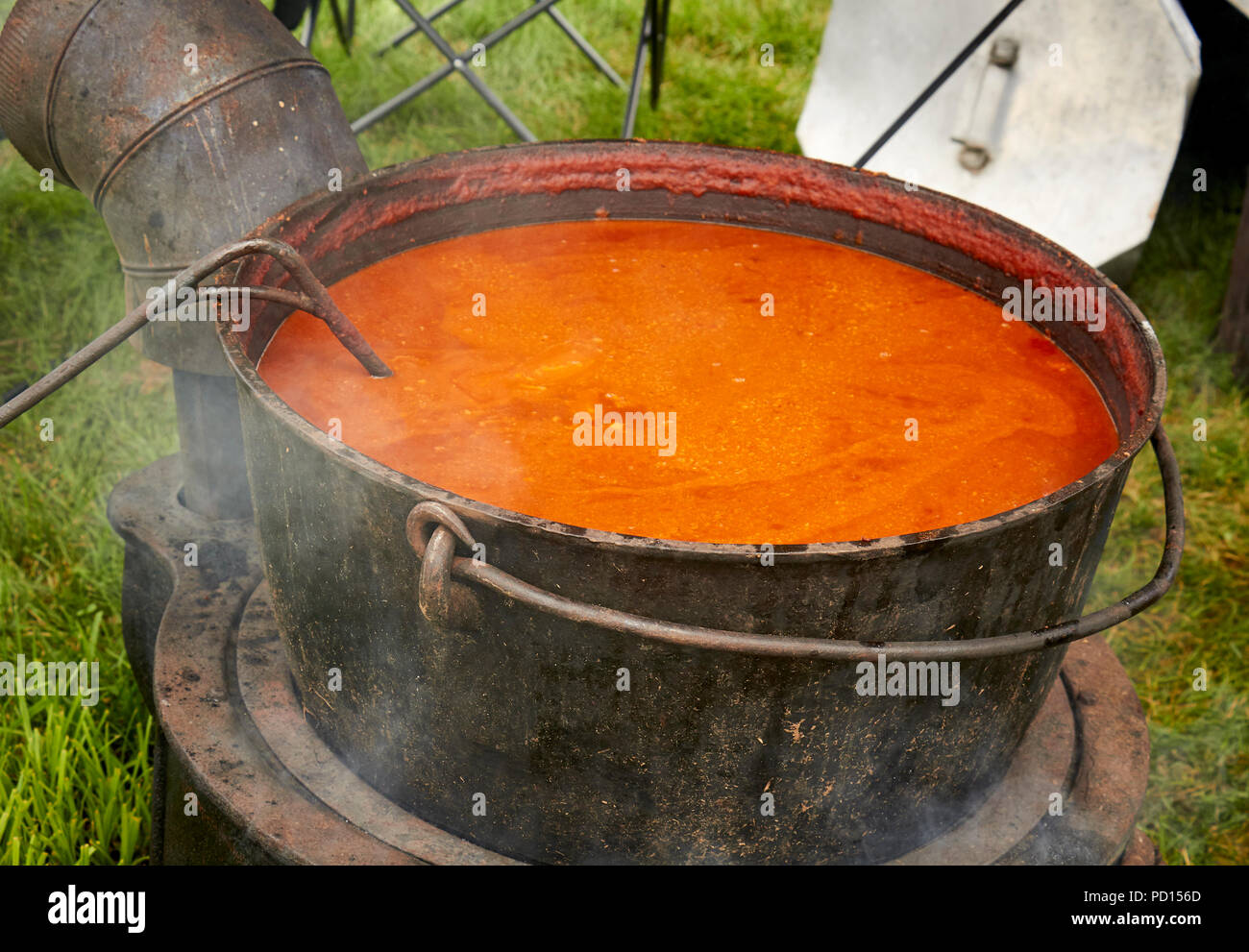 A classic pot of chilli con carne being cooked in a cast iron pot during a Family Day festival, Lancaster County, Pennsylvania, USA Stock Photo