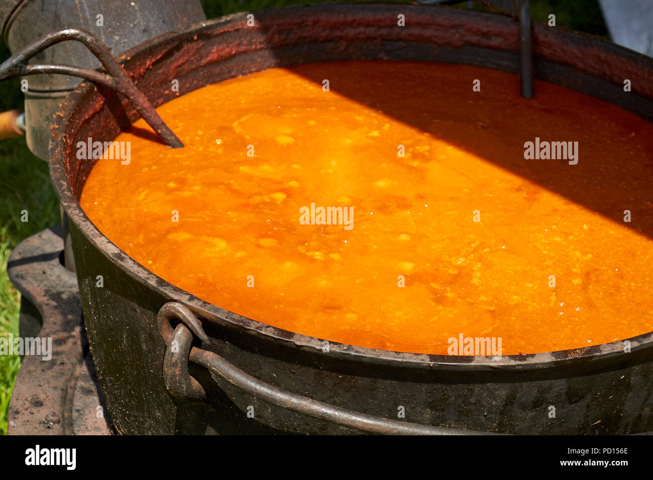 A classic pot of chilli con carne being cooked in a cast iron pot during a Family Day festival, Lancaster County, Pennsylvania, USA Stock Photo