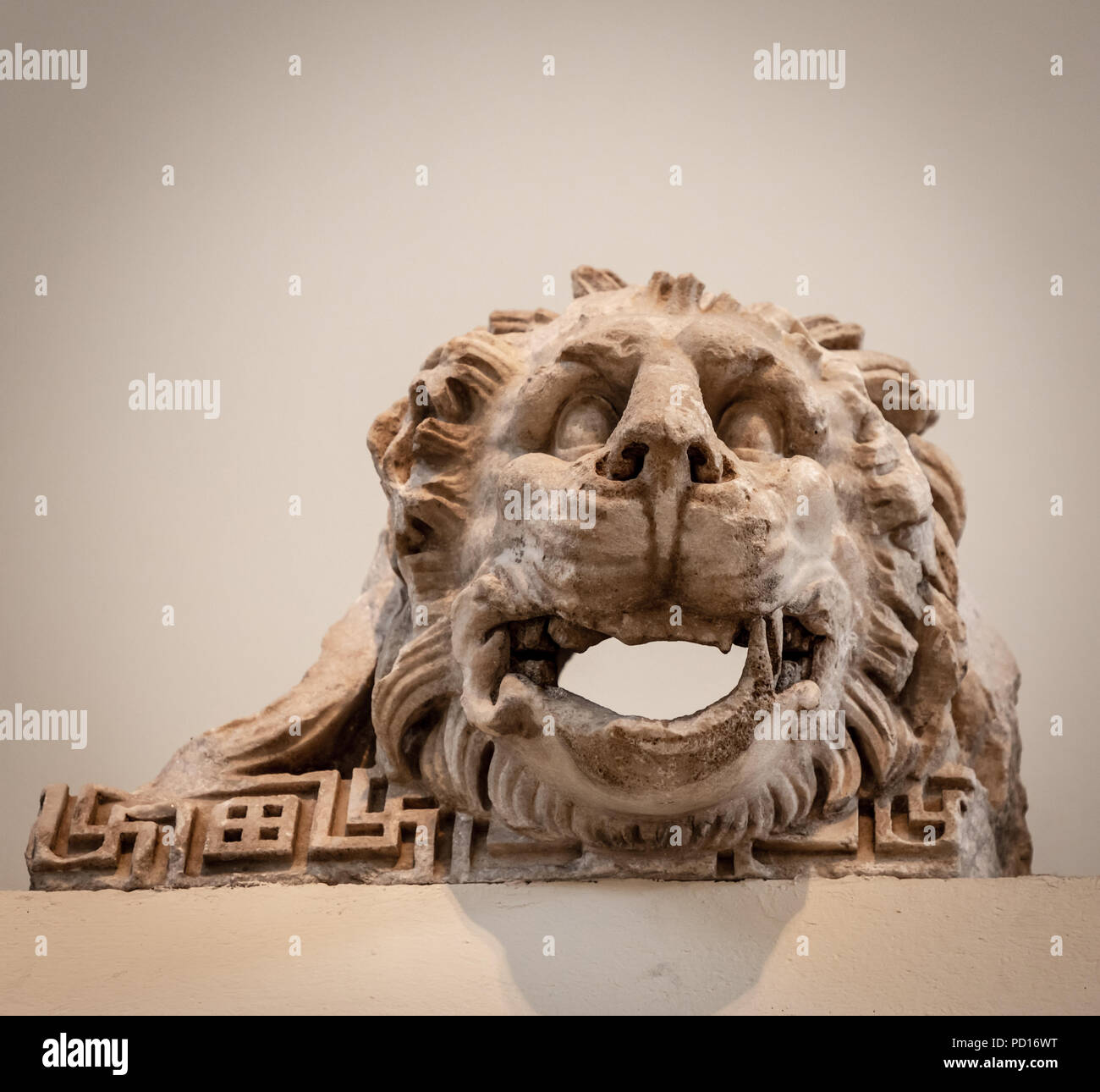 Lions head fountain hires stock photography and images Alamy