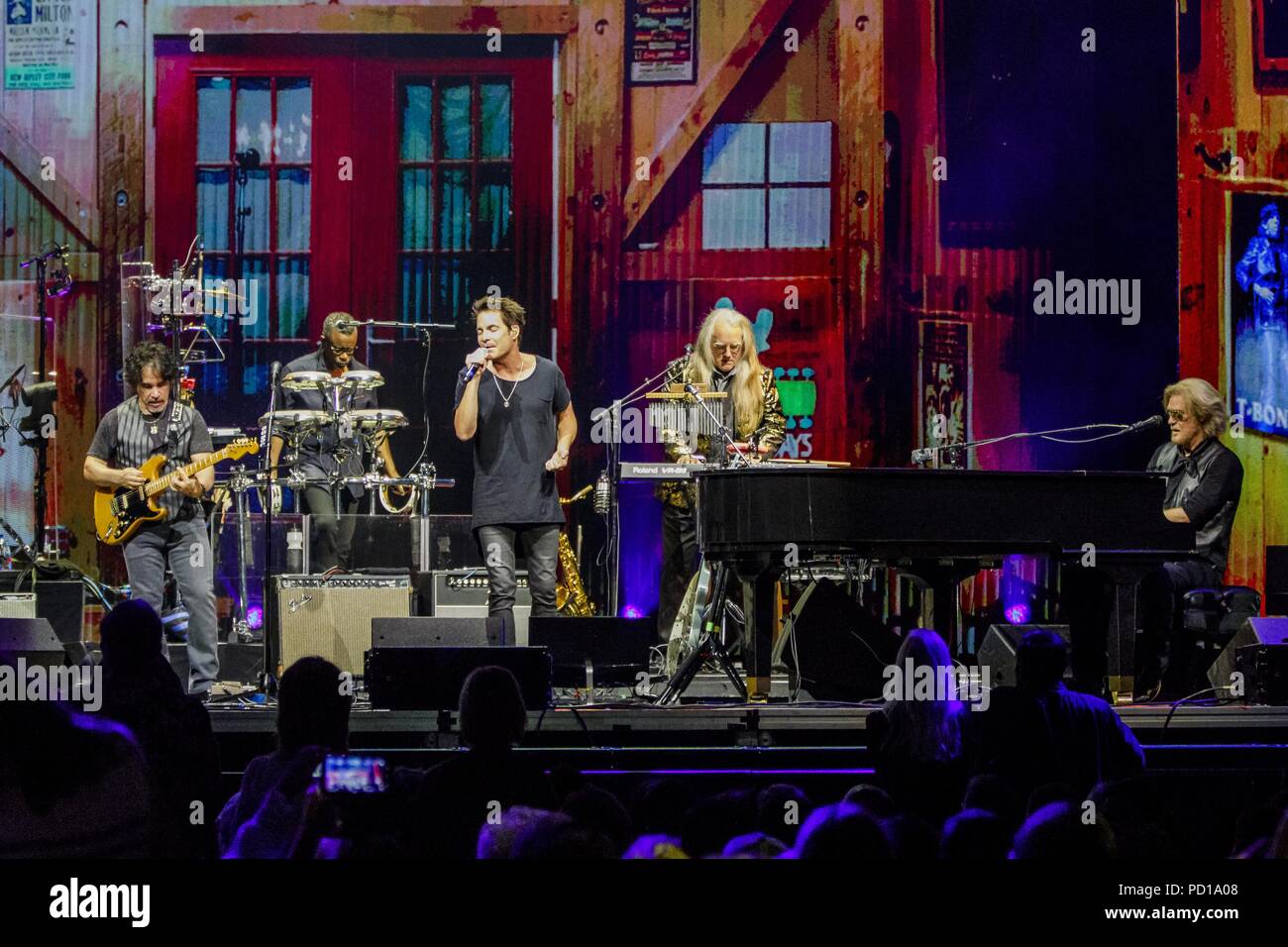 San Diego, California, USA. 4th Aug, 2018. PAT MONAHAN of Train joins DARYL HALL and JOHN OATES at Viejas Arena in San Diego, California on August 5, 2018 Credit: Marissa Carter/ZUMA Wire/Alamy Live News Stock Photo